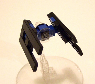 Illustration for article titled Using Hundreds of LEGO Star Wars Mini-Spaceships to Create Huge Battles